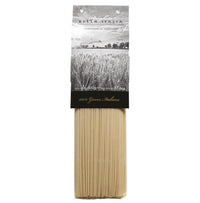 Spaghetti di semola, sinonimo della tradizione culinaria italiana, ideali per condimenti mediterranei, realizzati con 100% grano italiano.
