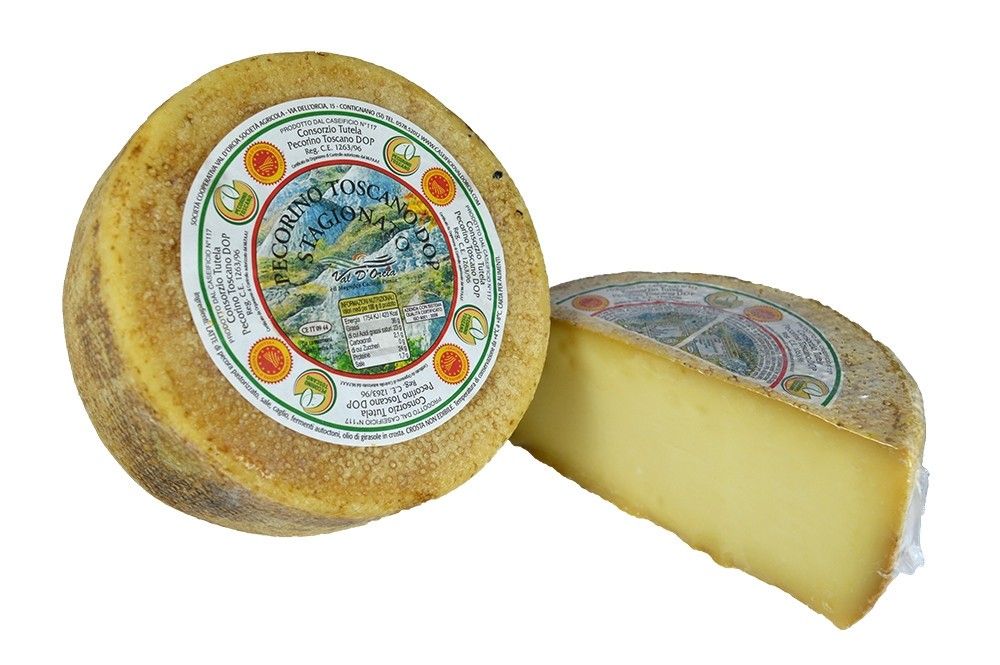 Forma integrale di Pecorino Toscano DOP con una fetta tagliata, mostrando la crosta dorata. Il formaggio emana un aroma avvolgente, perfetto per degustazioni.