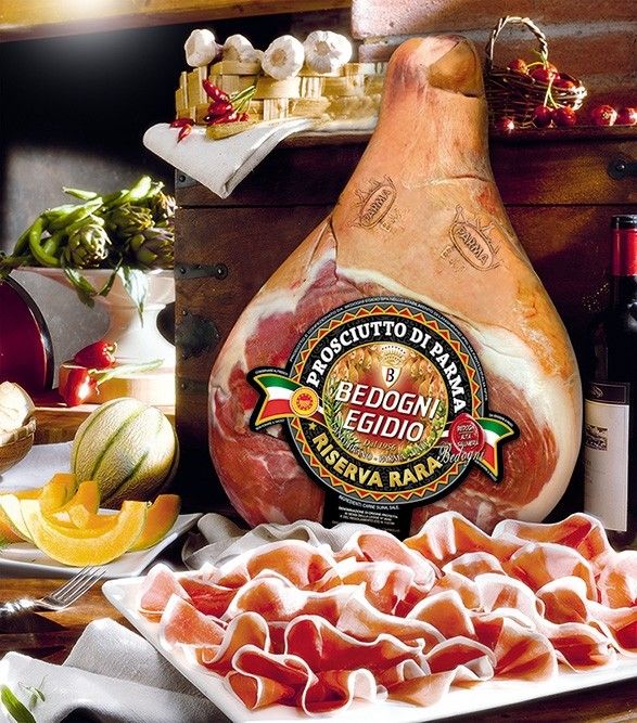 Un delizioso Prosciutto di Parma DOP, stagionato per 30 mesi e disossato, è presentato su una tavola rustica in legno, arricchito da succosa frutta fresca e assortiti formaggi.
