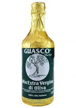 Una bottiglia di olio d'oliva italiano, con la sua etichetta verde e il tappo dorato, simboleggia tradizione e qualità.