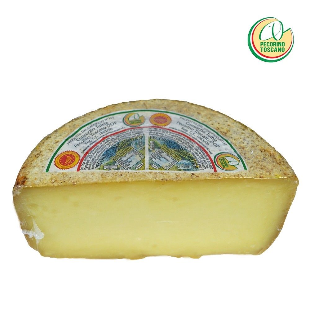 Un pezzo di Pecorino Toscano DOP, dal colore dorato e giallo, con il logo ben visibile, all'interno di un cesto regalo natalizio tipico italiano.
