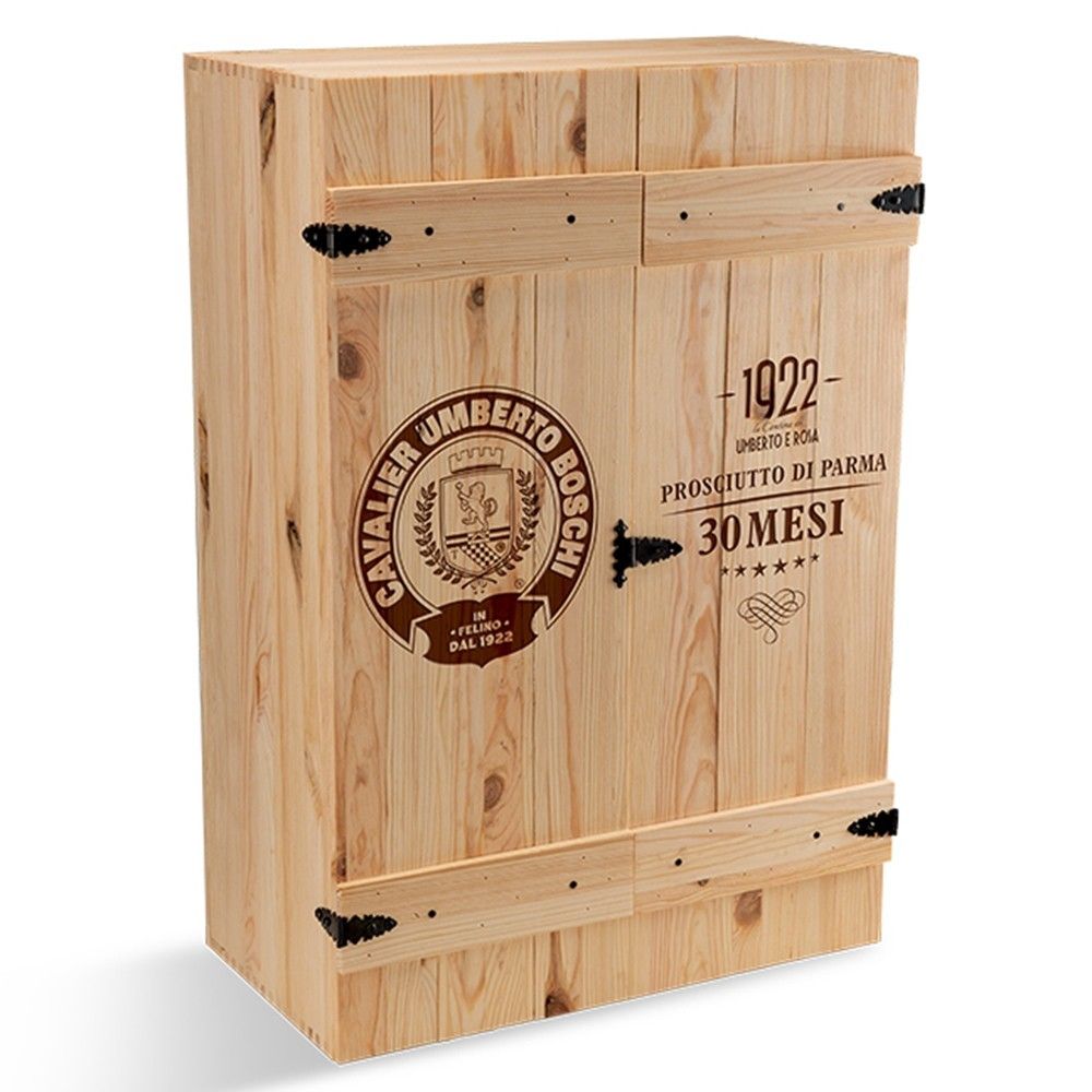 Una cassa in legno ospita un pregiato Prosciutto di Parma DOP, stagionato per 30 mesi, con il suo osso. Il marchio storico è ben visibile, esprimendo l'eleganza e la tradizione italiana.