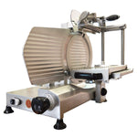 Un'affettatrice elettrica 300 TSV-R in resistente alluminio anodizzato, dotata di affilatoio integrato e un piatto scorrevole per un taglio preciso e regolabile.