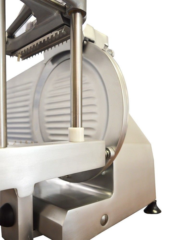L'affettatrice elettrica 300 TSV-R, dal design elegante e compatto, è dotata di una lama in acciaio inox per fette perfette e uniformi.