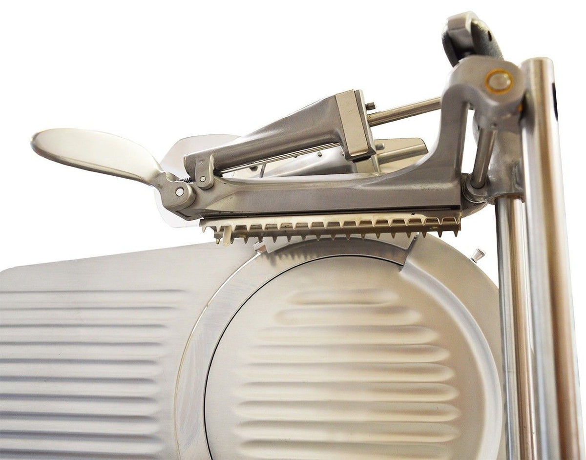 Affettatrice elettrica 300 TSV-R, costruita in acciaio, con una lama affilata ideale per un taglio preciso di carne, pane e formaggi.