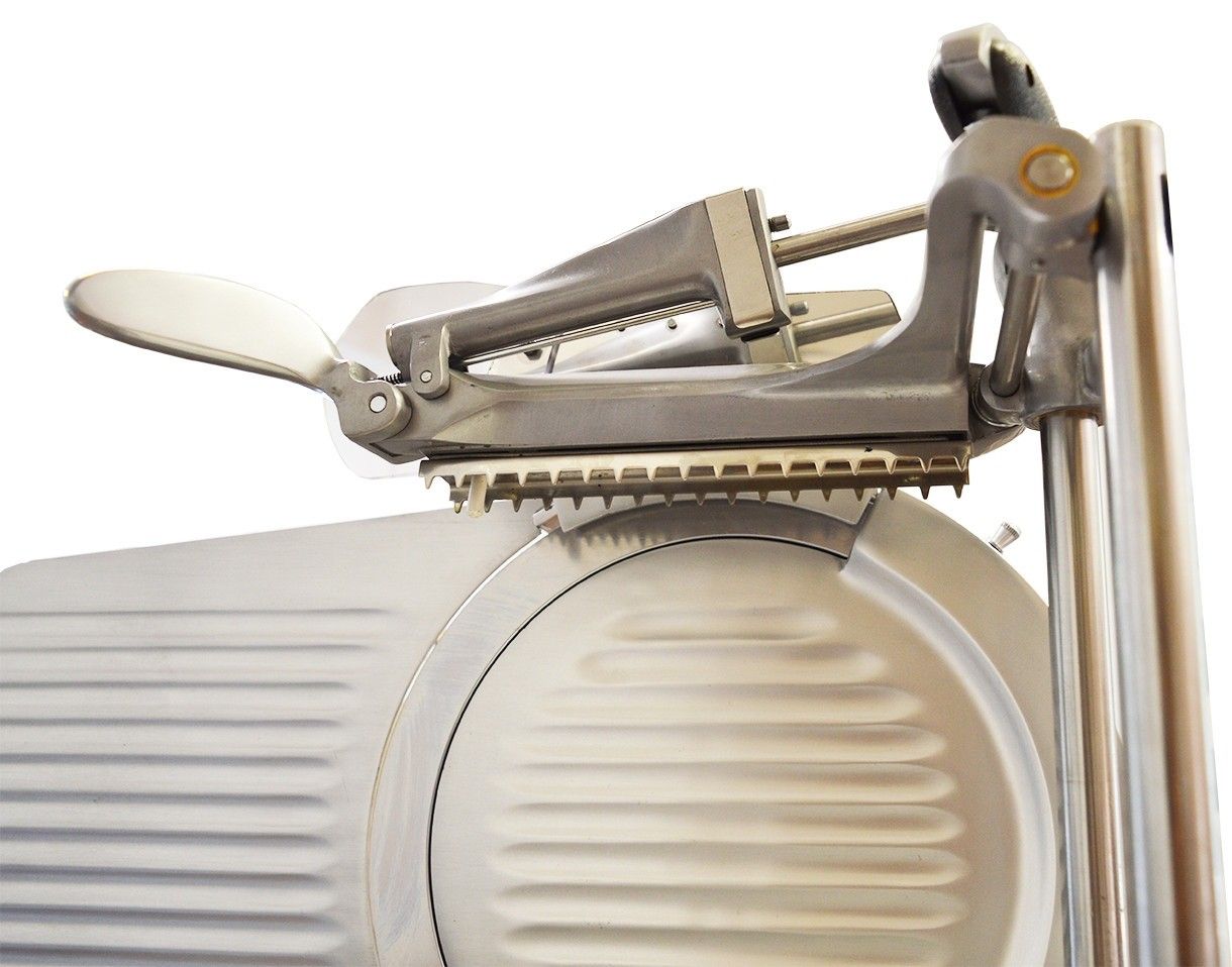 Affettatrice elettrica 300 TSV-R, costruita in acciaio, con una lama affilata ideale per un taglio preciso di carne, pane e formaggi.
