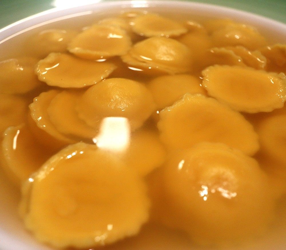 Anolini artigianali, ripieni di autentico Parmigiano Reggiano DOP, galleggiano freschi e invitanti in un brodo saporito.