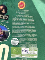 Dettagli visibili delle certificazioni di un Parmigiano Reggiano DOP biologico, stagionato per 60 mesi, con etichetta verde.