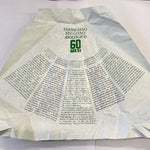 Visualizza un'immagine di Parmigiano Reggiano biologico stagionato 60 mesi, con enfasi sui suoi ricchi dettagli storici e qualità artigianale.