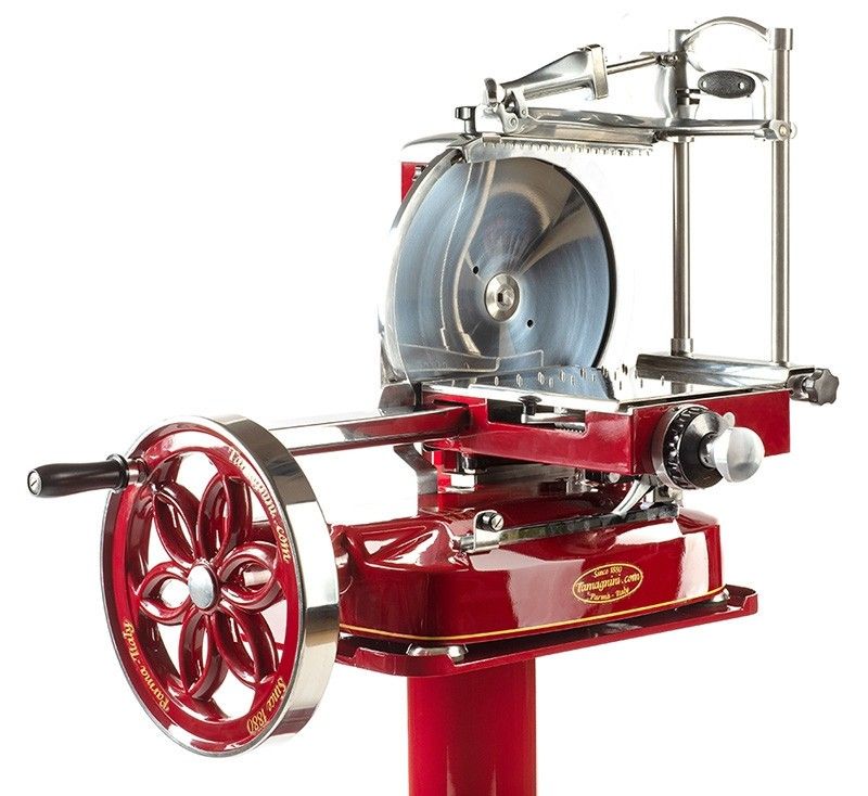Una affettatrice manuale rossa con volano, dal design retrò, dotata di lama in acciaio per garantire tagli perfetti e uniformi di salumi di alta qualità.