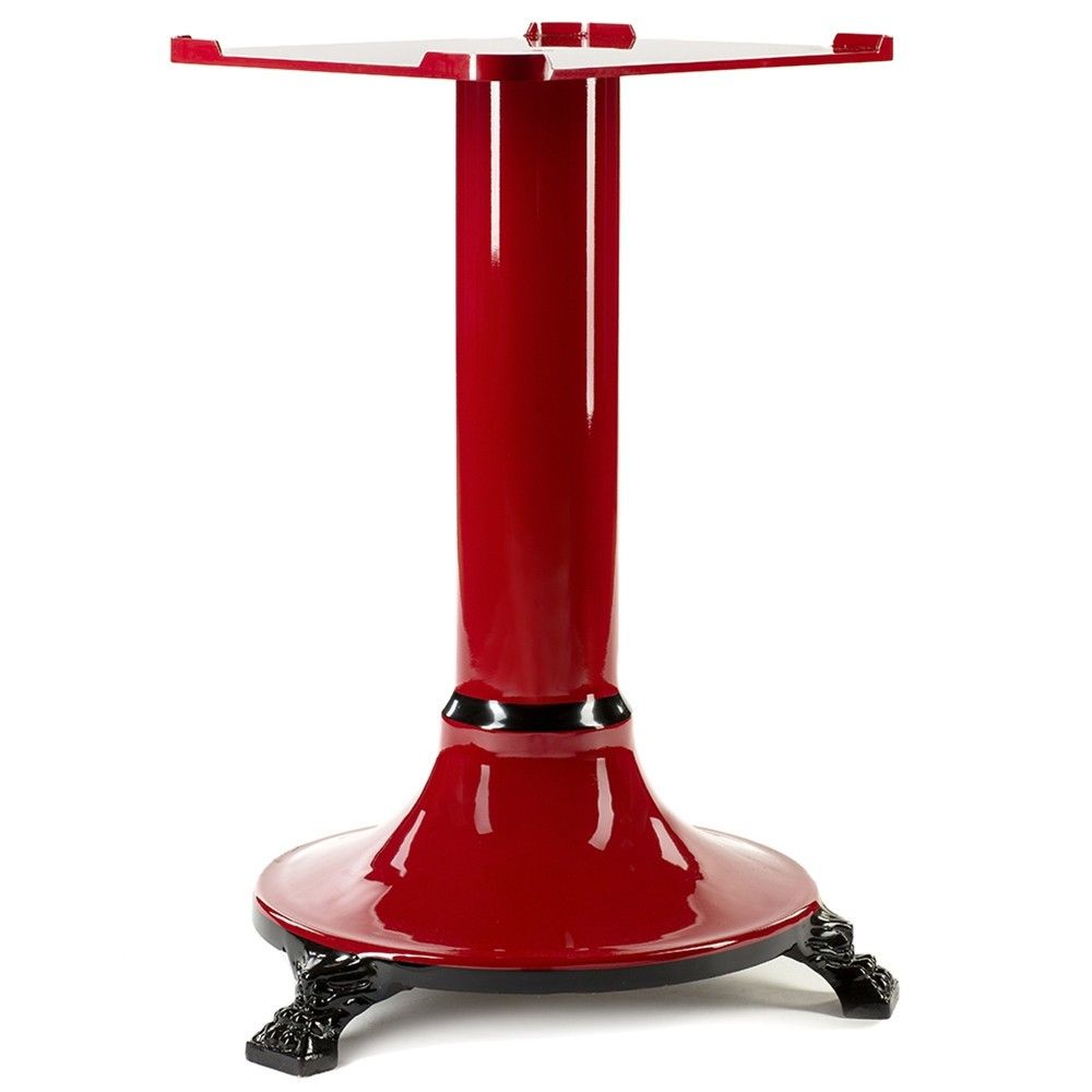 Un piedistallo rosso, in robusta ghisa, per affettatrici a volano. Dona un elegante tocco vintage all'ambiente.