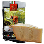 Formaggio Parmigiano Reggiano Vacche Rosse stagionato per 40 mesi, dal sapore intenso, presentato in una confezione che ritrae una verde campagna.
