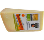Un autentico Parmigiano Reggiano biologico, stagionato per 24 mesi, si distingue per il suo colore dorato, la crosta naturale e il distintivo profumo DOP.