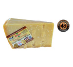 Parmigiano Reggiano DOP, stagionato per 48 mesi, caratterizzato da un'etichetta artigianale e un sapore intenso e ricco.