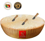 Parmigiano Reggiano Vacche Rosse stagionato 24 mesi in mezza forma con una grana perfetta, viene fornito con 3 coltellini per un'esperienza gourmet.