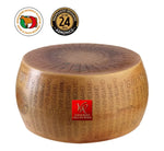 Autentico Parmigiano Reggiano DOP Vacche Rosse di 24 mesi, riconoscibile per la sua crosta dorata e il marchio del consorzio, simbolo della tradizione emiliana.