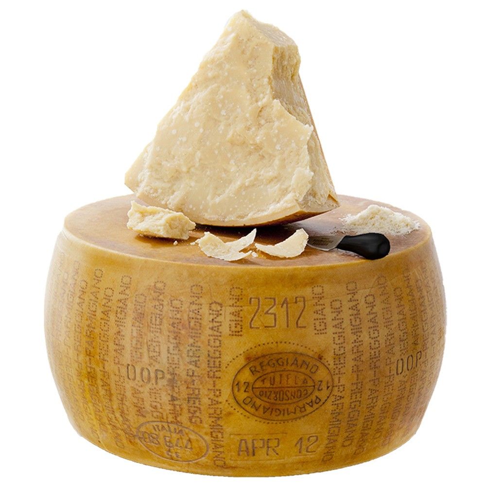 Un'intera forma di autentico Parmigiano Reggiano DOP di montagna, maturato per 24 mesi, accanto a un coltello professionale, evoca il profumo della tradizione.