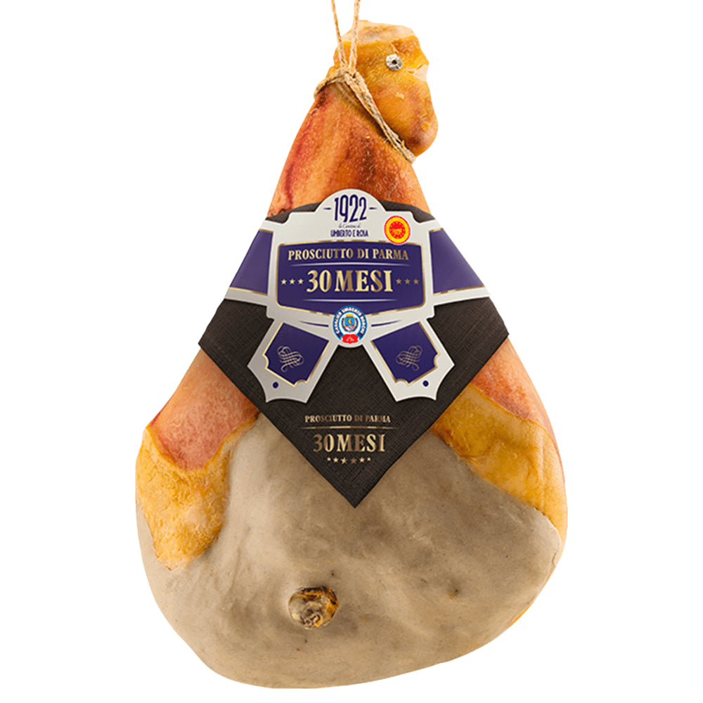 Un autentico Prosciutto di Parma DOP, stagionato per 30 mesi e lasciato intero con osso, presentato in una tradizionale cassa di legno, testimone dell'artigianato italiano.