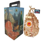 Scatola elegante con illustrazioni contiene un pregiato Culatello di Zibello DOP, avvolto in corda, accanto a un vino selezionato e un tagliere.