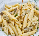 Autentica esperienza culinaria italiana: pasta cremosa arricchita dal sapore dei funghi porcini e prezzemolo fresco.