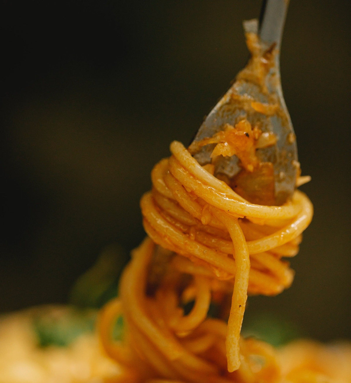 Goditi l'esperienza di avvolgere gli spaghetti dorati con la forchetta, ideali per piatti tradizionali. Scopri la qualità superiore della pasta di semola di grano duro.
