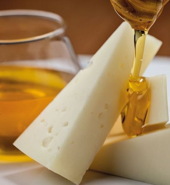 Un gustoso formaggio Pecorino Toscano stagionato, abbinato a del miele dorato per un contrasto di sapori tradizionale.
