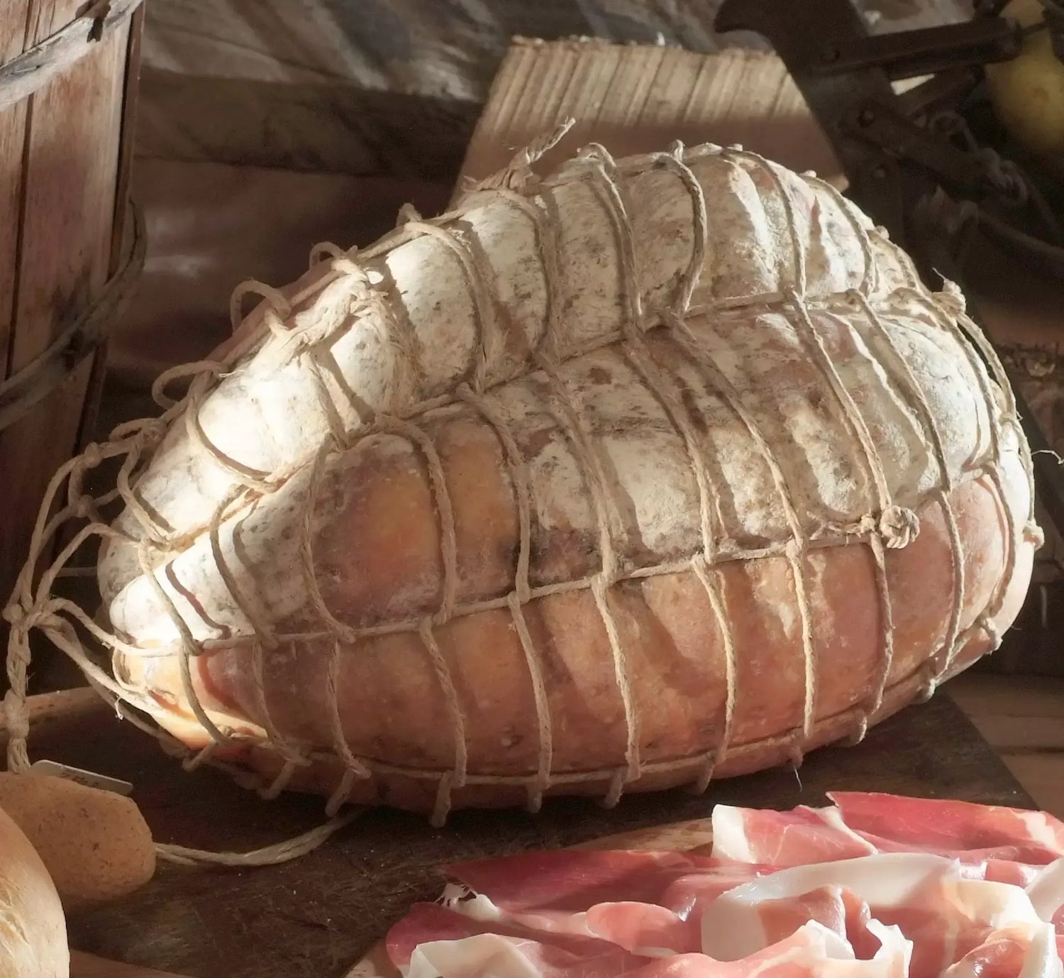 Esperienza culinaria autentica garantita con il nostro Culatello di Zibello DOP, stagionato 12 mesi e racchiuso in rete.