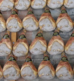 Visione tradizionale di Prosciutti di Parma DOP 18 Mesi, sospesi con osso, emblema della qualità emiliana.