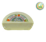 Una metà forma di fresco Pecorino Toscano DOP, formaggio di pecora giovane, dal sapore cremoso, aromatico e con note di burro e fieno.
