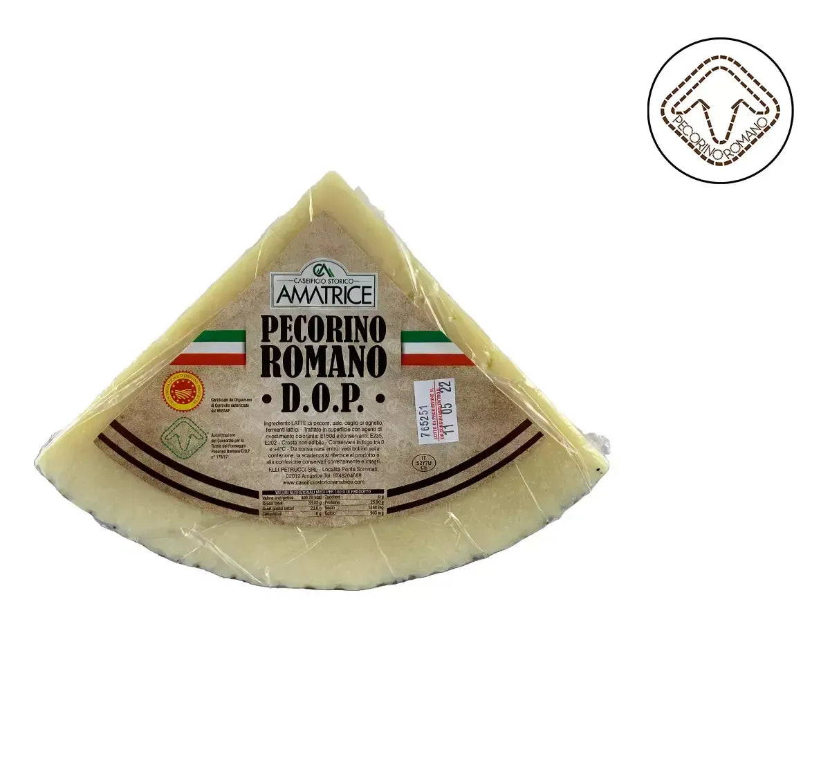 Un Pecorino Romano DOP stagionato, formaggio a pasta dura di pecora, presenta la sua etichetta e l'imballaggio, perfetto per ricette tradizionali.