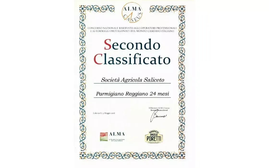 Tre pezzi di Parmigiano Reggiano DOP di 24 mesi, un prodotto montano dal sapore intenso e stagionatura impeccabile, premiato con il secondo posto da ALMA Caseus.