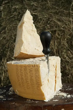 Tre pezzi di Parmigiano Reggiano DOP di Montagna, ognuno da 300g, stagionati per 24 mesi per un sapore intenso e perfetto.
