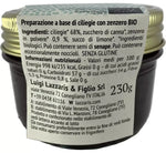 Un barattolo di salsa biologica, con ciliegie e zenzero, presenta un'etichetta dettagliata degli ingredienti naturali e dei valori nutrizionali.