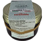 Artigianale salsa biologica di ciliegie e zenzero in un barattolo con etichetta chiara e coperchio dorato, che esprime una leggera eleganza.