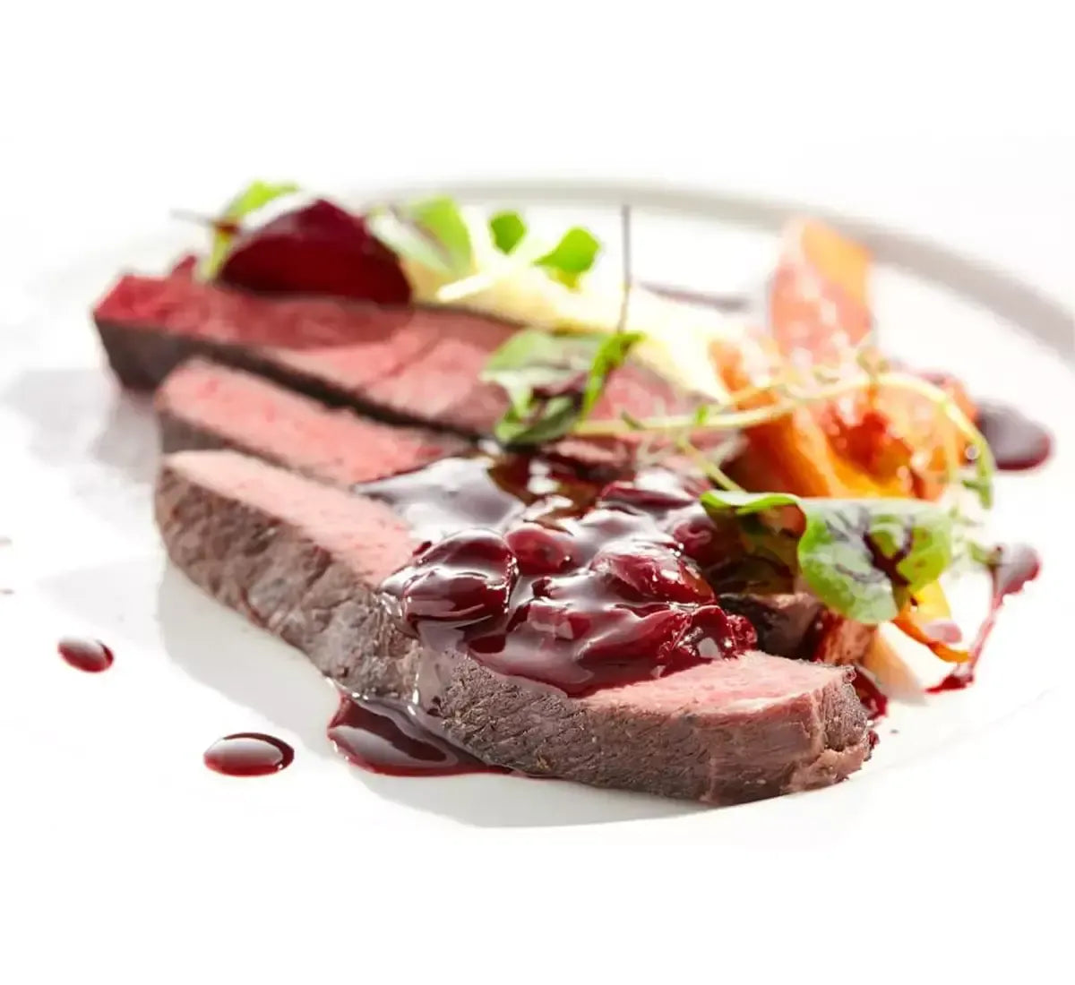 Un filetto di carne impreziosito da una salsa biologica di ciliegie e zenzero, esaltando il gusto gourmet.
