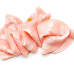Delicate fette di Mortadella di Bologna IGP, elegantemente disposte, esibiscono un colore rosa caratteristico con tocchi bianchi.