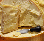 Scopri la mezza forma di Parmigiano Reggiano DOP, un prodotto di montagna stagionato 24 mesi, arricchito da tre coltellini. Sapore unico.