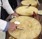 Scalpellata mezza forma di Parmigiano Reggiano stagionato 24 mesi, che esprime la tradizione e il gusto unico delle Vacche Rosse, pronta per deliziare il tuo palato.