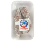 Deliziosi bocconcini di salame presentati in un packaging trasparente, l'ideale per un aperitivo ricco di sapore e tradizione.