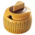 Una formaggiera per Parmigiano, con il suo design iconico e coperchio marrone, perfetto per arricchire autentici tavole italiane.