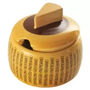 Una formaggiera per Parmigiano, con il suo design iconico e coperchio marrone, perfetto per arricchire autentici tavole italiane.