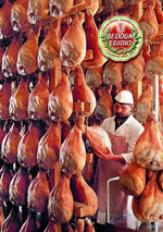 Un artigiano esperto esamina attentamente un pregiato prosciutto di Parma DOP, stagionato per 30 mesi, all'interno di una cantina affascinante.