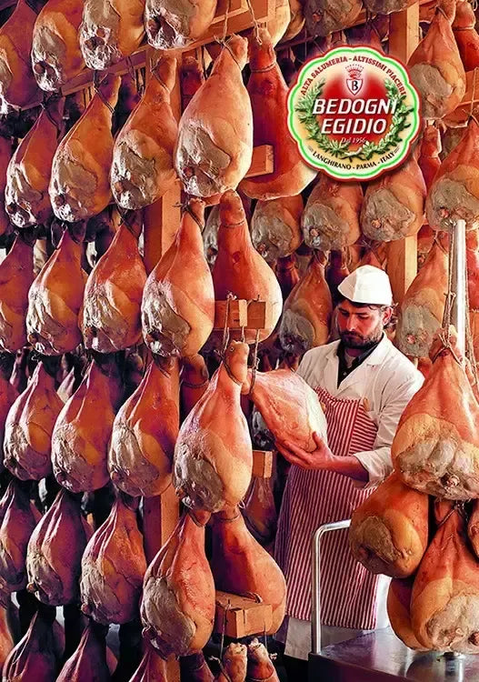Un artigiano esperto esamina attentamente un pregiato prosciutto di Parma DOP, stagionato per 30 mesi, all'interno di una cantina affascinante.