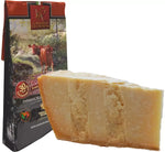 Il Parmigiano Reggiano DOP 30 mesi, dal sapore intenso e dalla consistenza granulosa, si presenta nel suo iconico packaging raffigurante una vacca rossa in un ambiente bucolico. Un connubio di eleganza e tradizione.