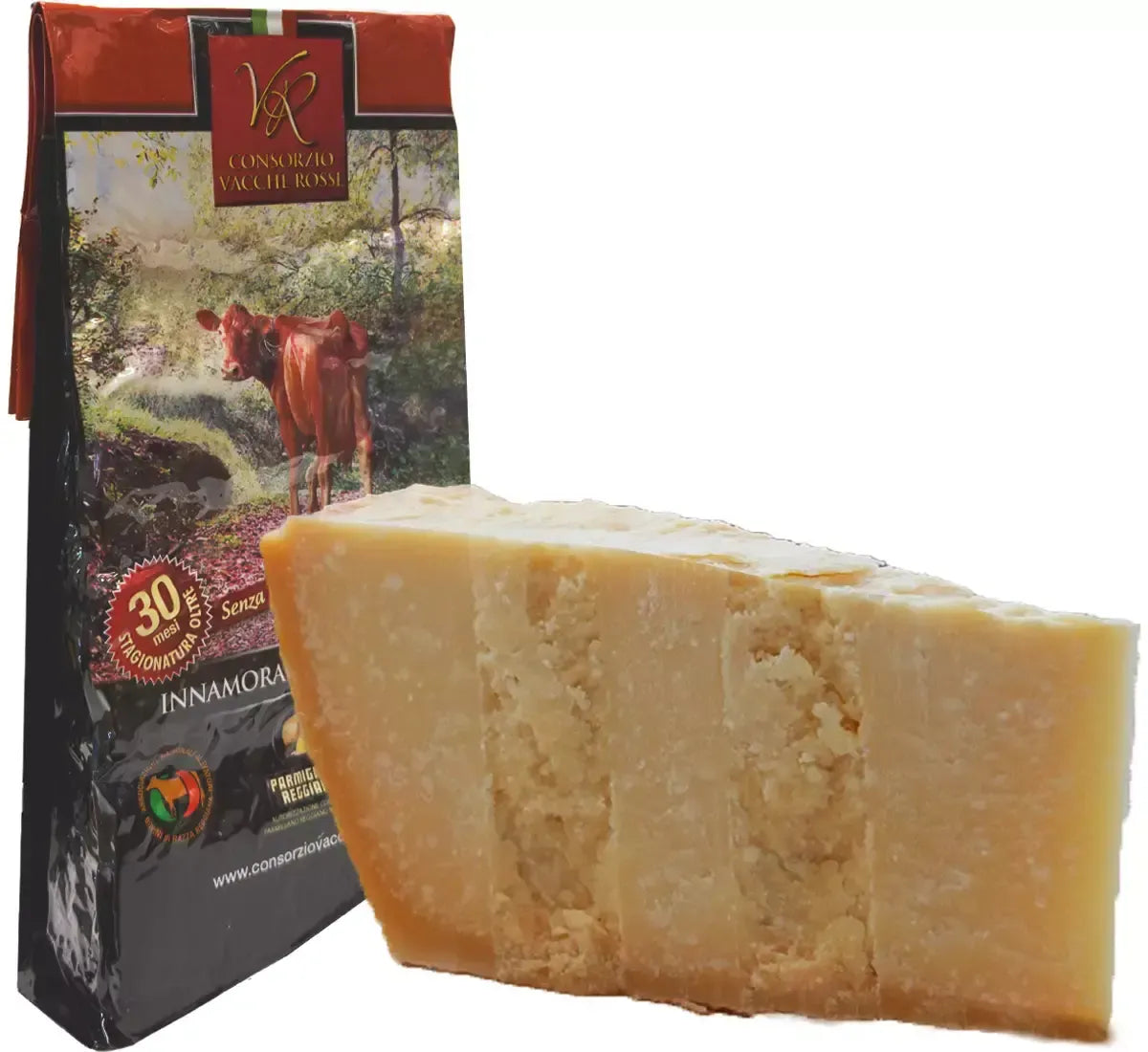 Il Parmigiano Reggiano DOP 30 mesi, dal sapore intenso e dalla consistenza granulosa, si presenta nel suo iconico packaging raffigurante una vacca rossa in un ambiente bucolico. Un connubio di eleganza e tradizione.