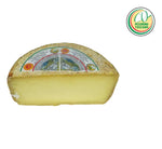 Invito a un viaggio di sapori autentici con il Pecorino Toscano DOP stagionato, caratterizzato da una crosta dorata e pasta gialla compatta.