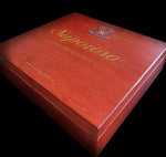 Elegante cofanetto Saporoso Anniversario in legno che custodisce un Aceto Balsamico di Modena IGP edizione limitata, con dettagli dorati.