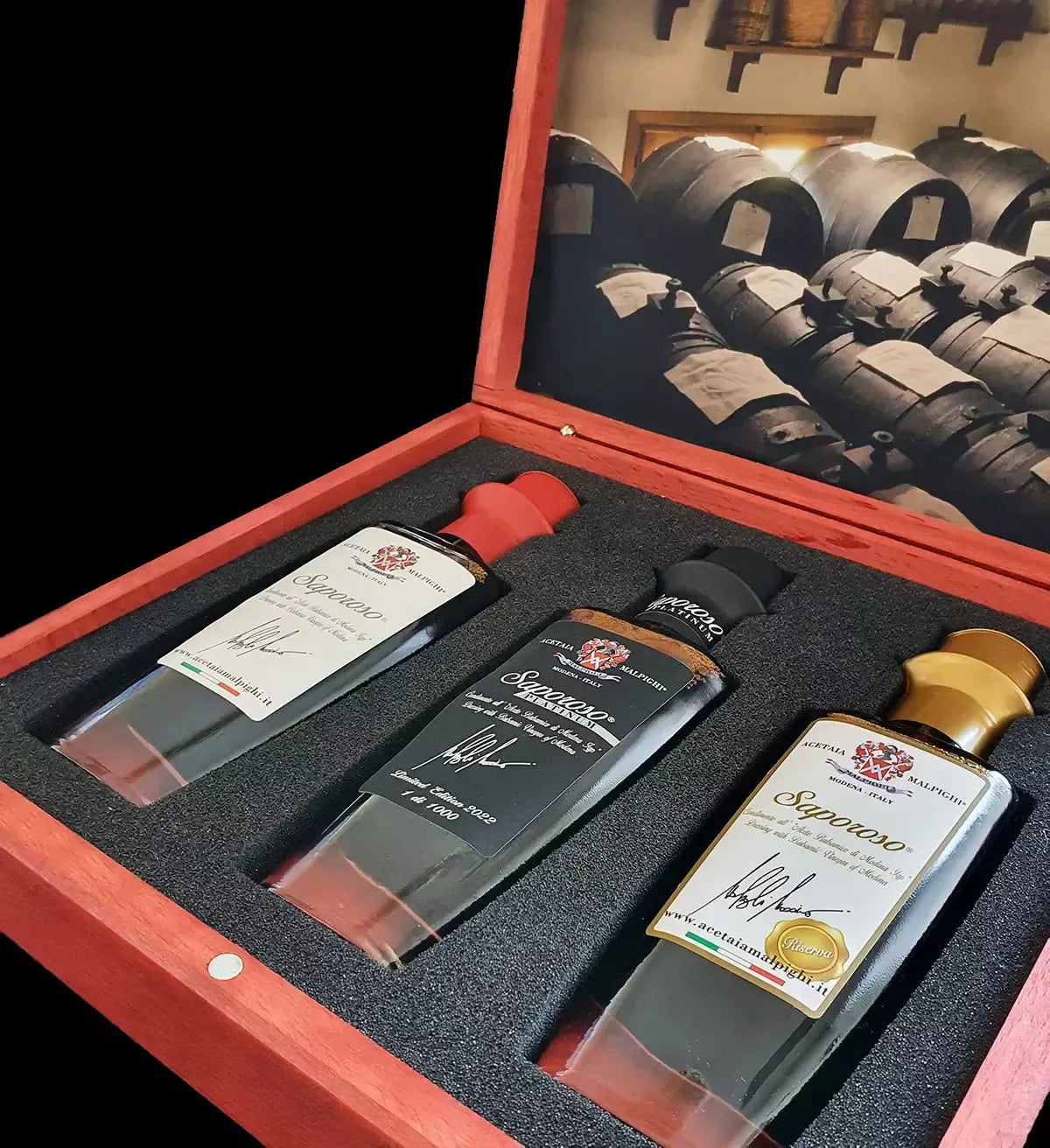 Den eleganta och exklusiva presentförpackningen Saporoso Anniversario innehåller tre flaskor balsamvinäger från Modena.