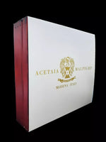 Scatola bianca e rossa dall'eleganza unica, il Cofanetto Saporoso Anniversario con logo dorato, custodisce un pregiato condimento balsamico di Modena IGP.