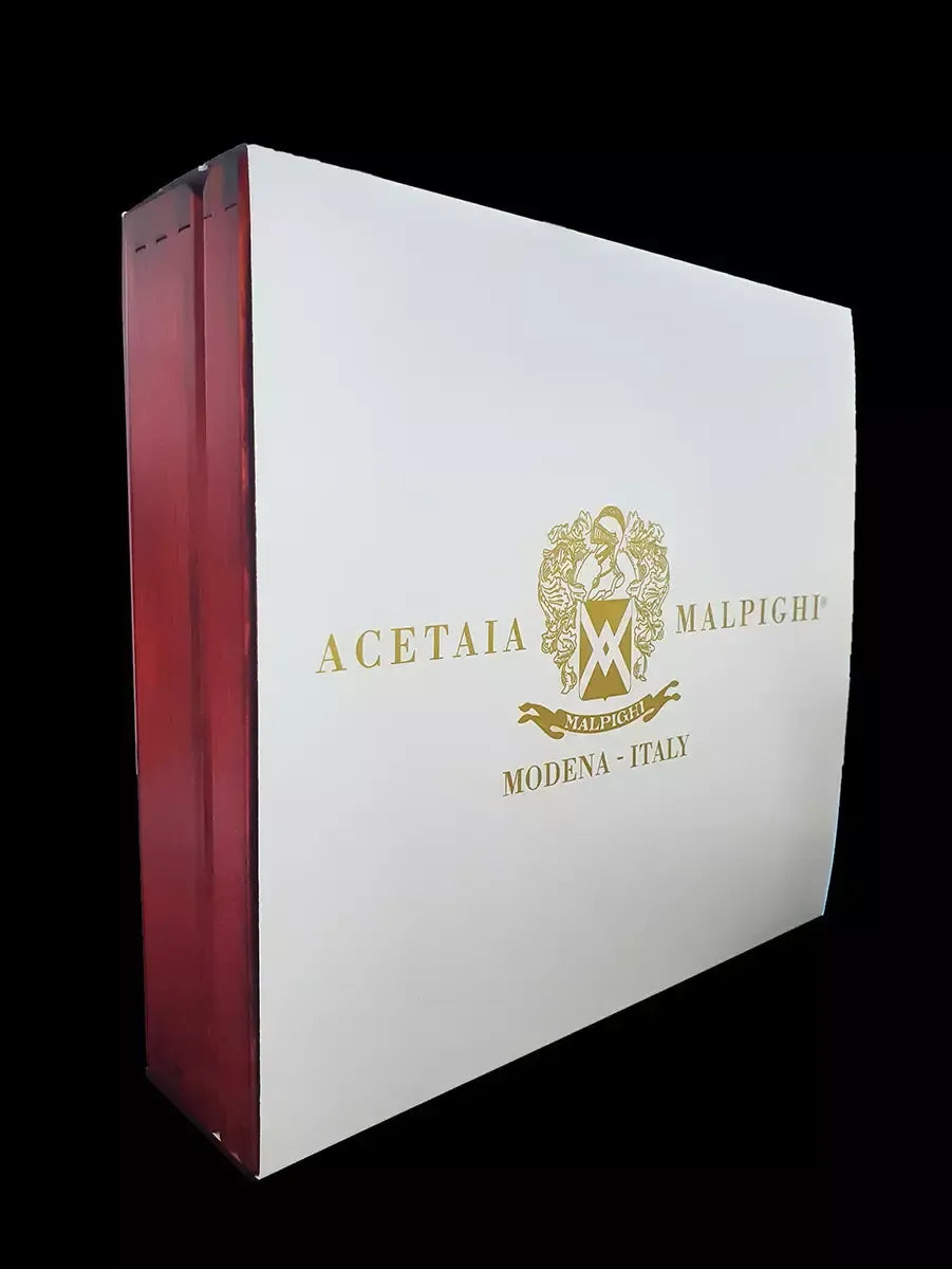 Scatola bianca e rossa dall'eleganza unica, il Cofanetto Saporoso Anniversario con logo dorato, custodisce un pregiato condimento balsamico di Modena IGP.